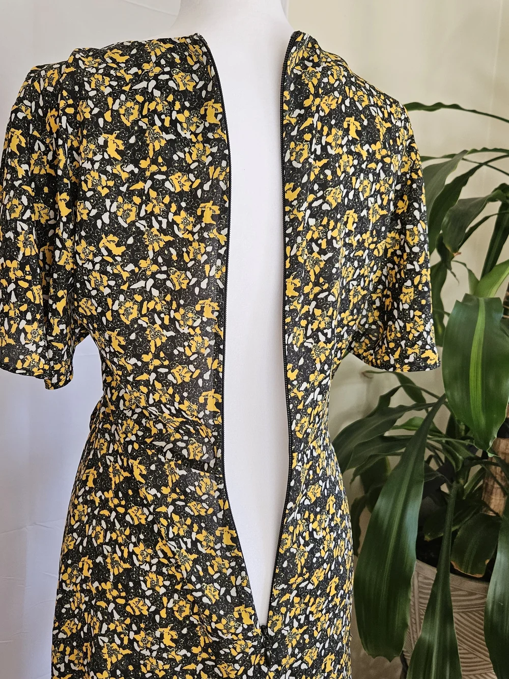 Topshop Floral Wrap Dress Yellow Black Short Ruffle Flutter Sleeve Size US 6 - Picture 10 of 16